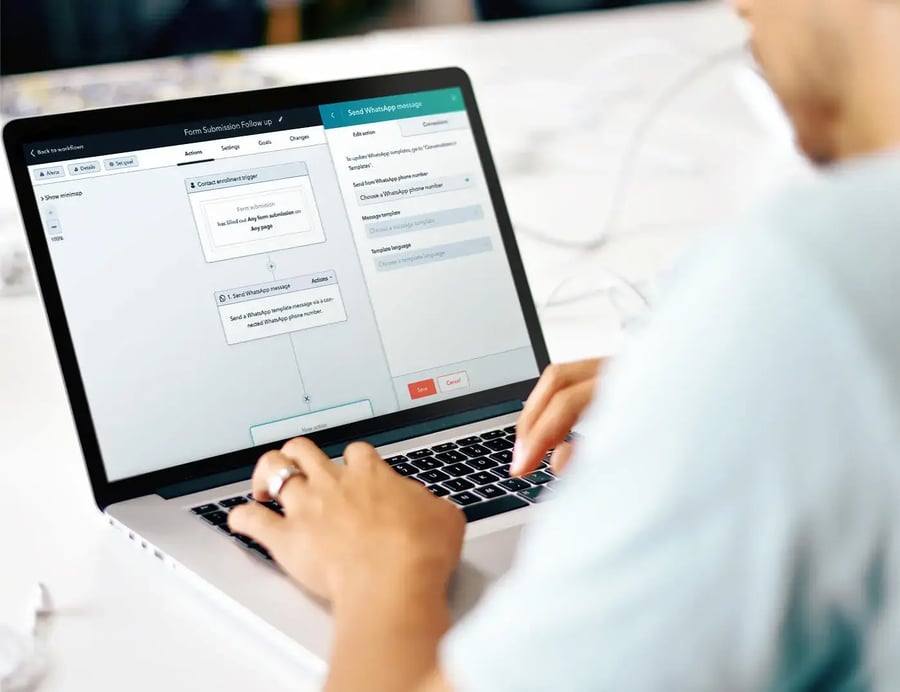 Auf dem Bild ist ein Computer zu sehen, auf dem ein beispielhafter Workflow in HubSpot angelegt wird.