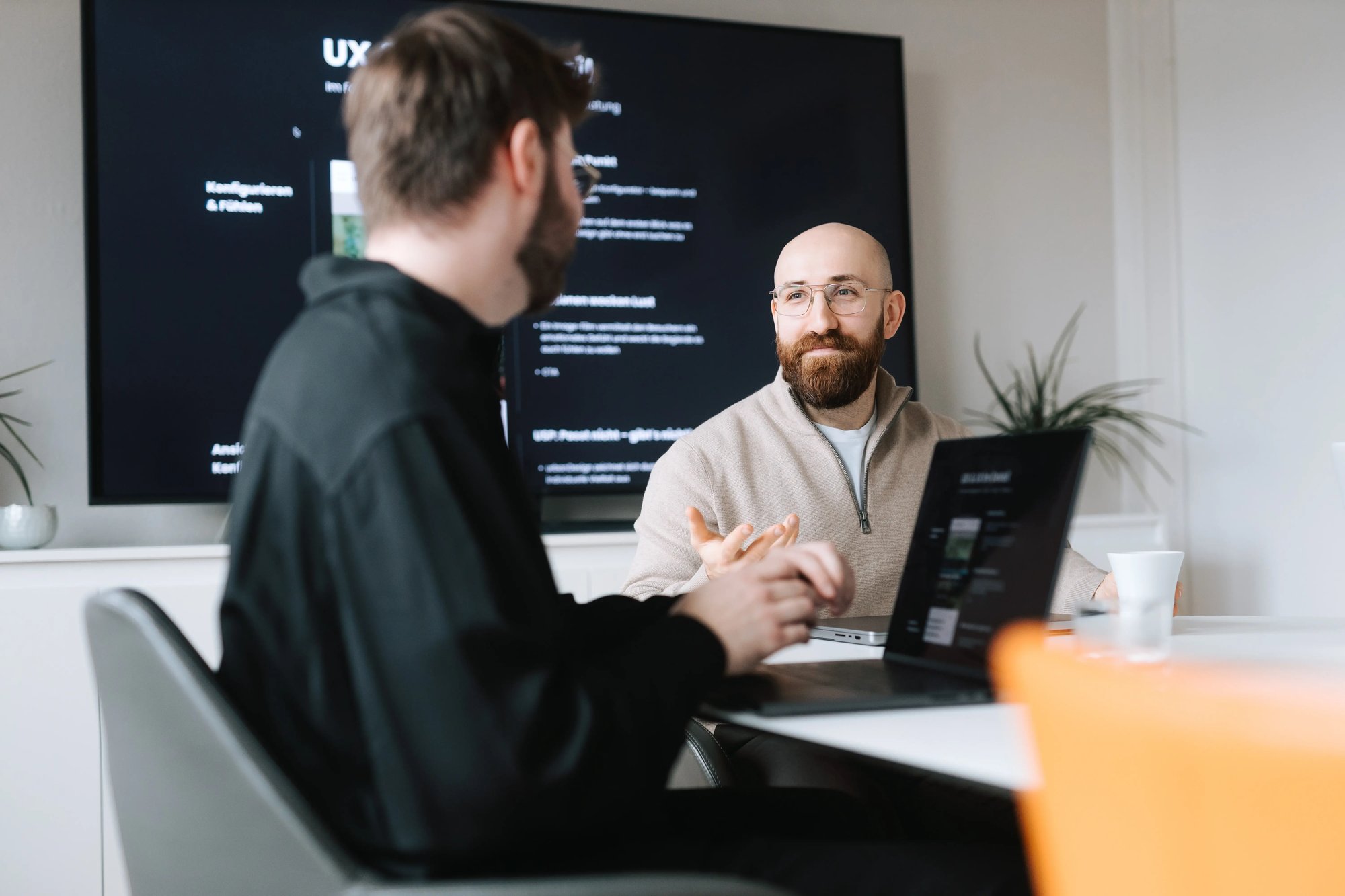 Digital Experten besprechen ein UX & UI Design Konzept