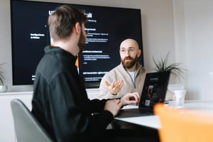 Digital Experten besprechen ein UX &amp; UI Design Konzept