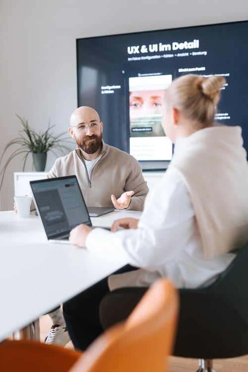 Digital Experten besprechen ein UX & UI Design Konzept