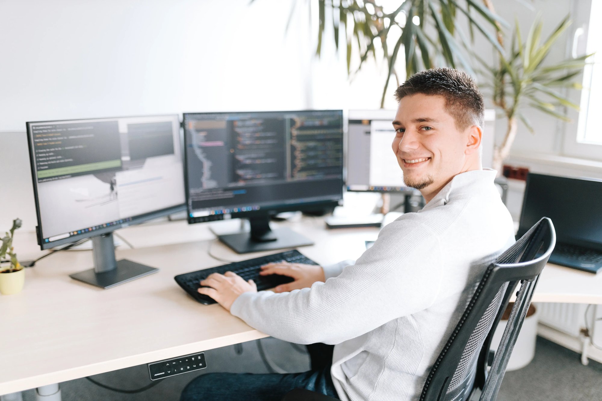 Digital Expert sitzt am Arbeitsplatz