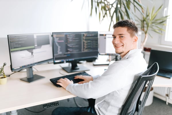 Digital Expert sitzt am Arbeitsplatz Digital Expert sitzt am Arbeitsplatz