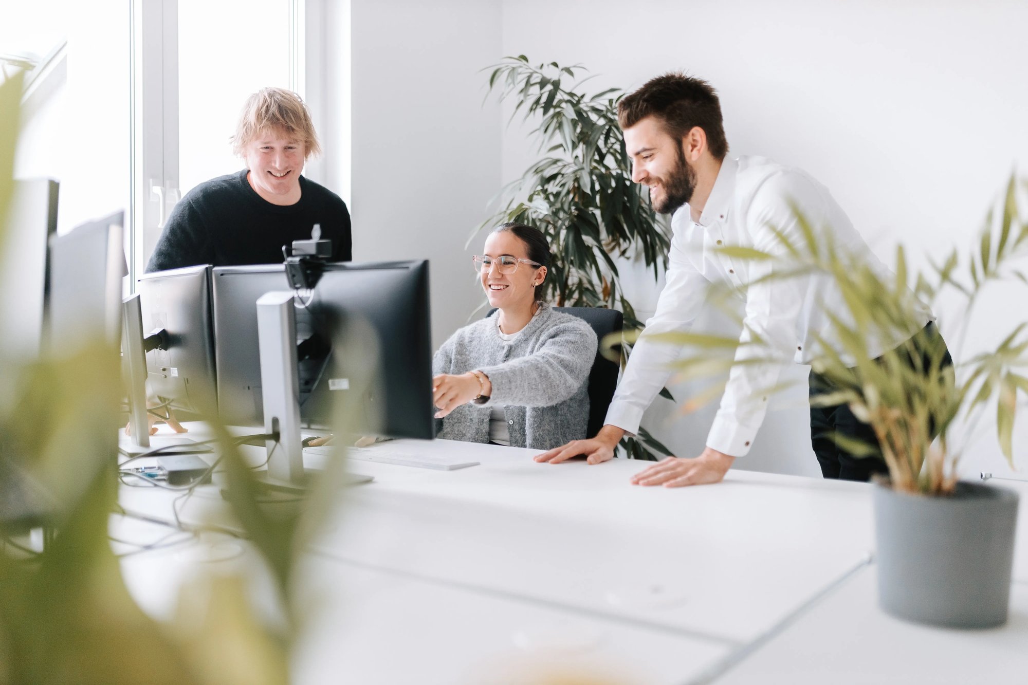 Digital Experts besprechen ihre Lösung am Arbeitsplatz