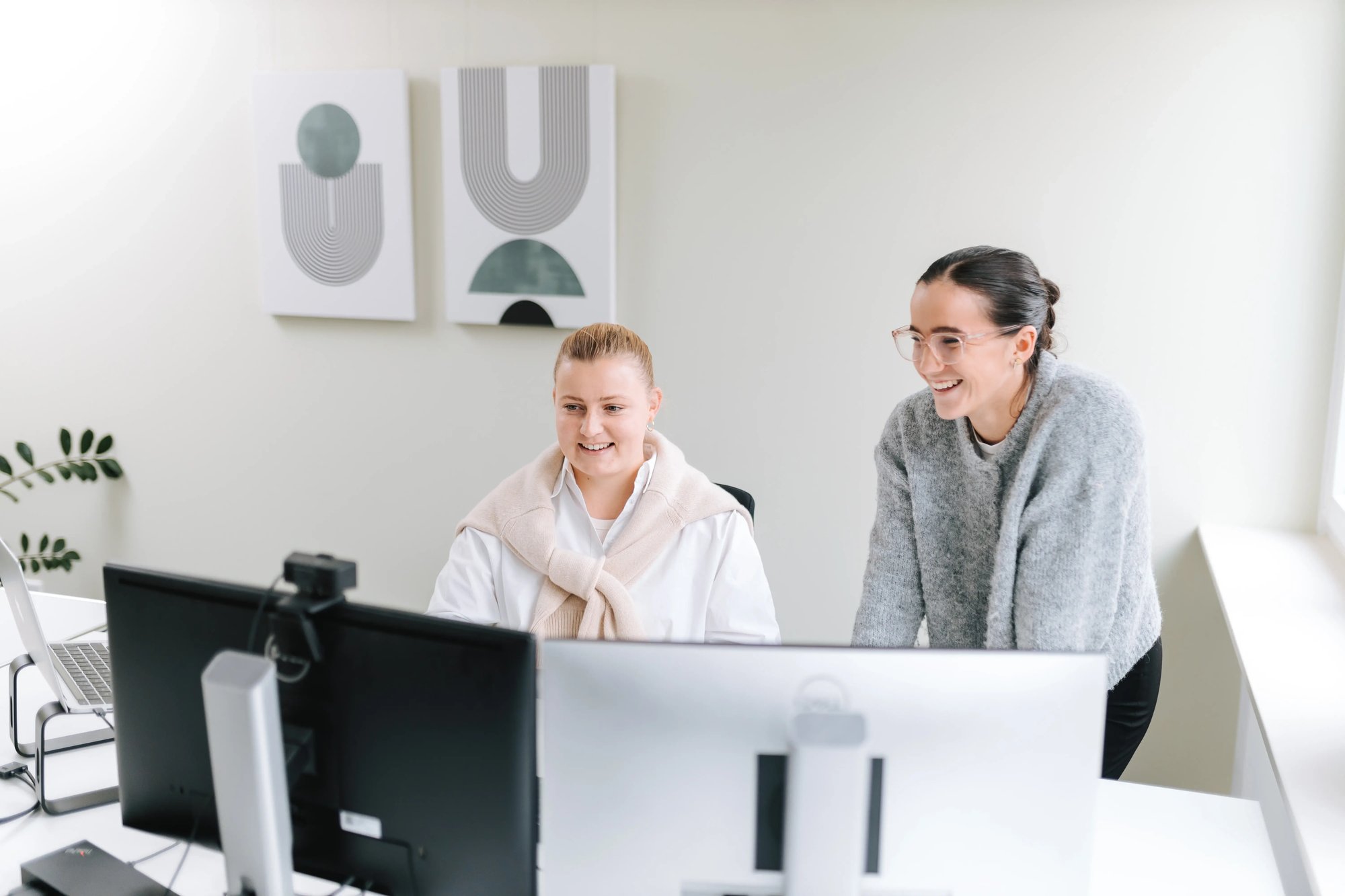 Digital Experts besprechen gemeinsam ihre Lösung am Arbeitsplatz Digital Experts besprechen gemeinsam ihre Lösung am Arbeitsplatz