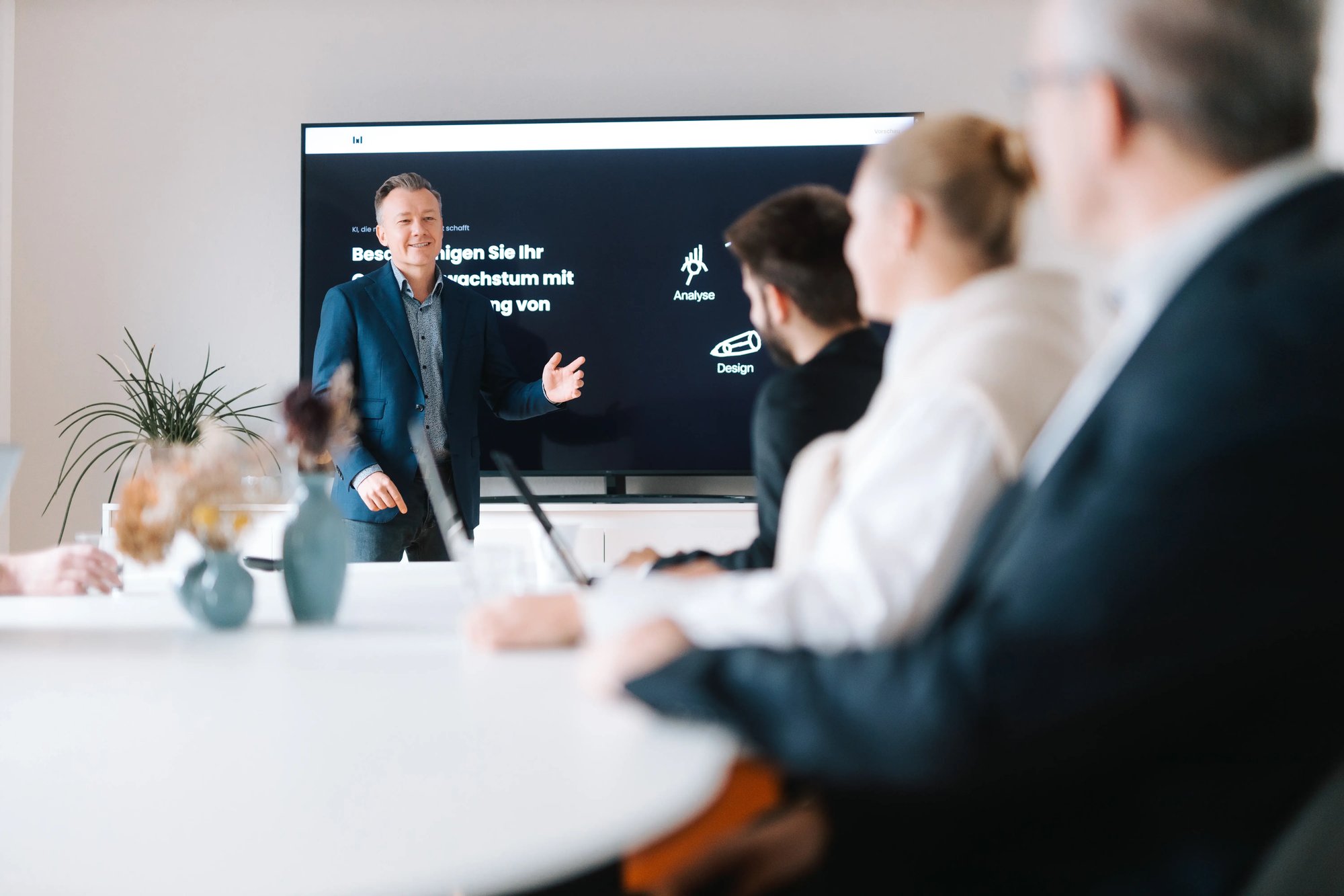 Digital Expert hält eine Präsentation im Konferenzraum