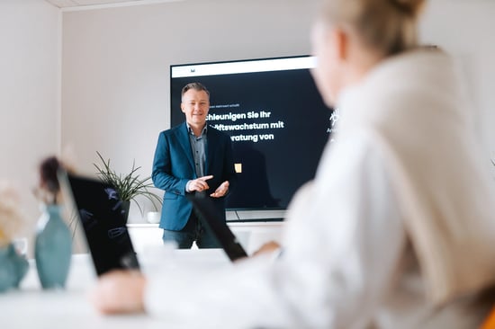 Auf dem Bild ist eine Person zu sehen, die gerade einen Vortrag hält.