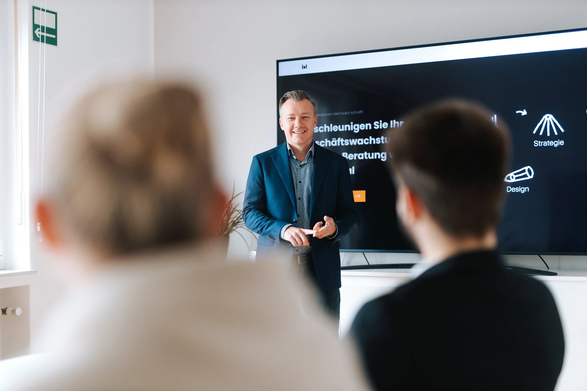 Digital Expert hält eine Präsentation im Konferenzraum