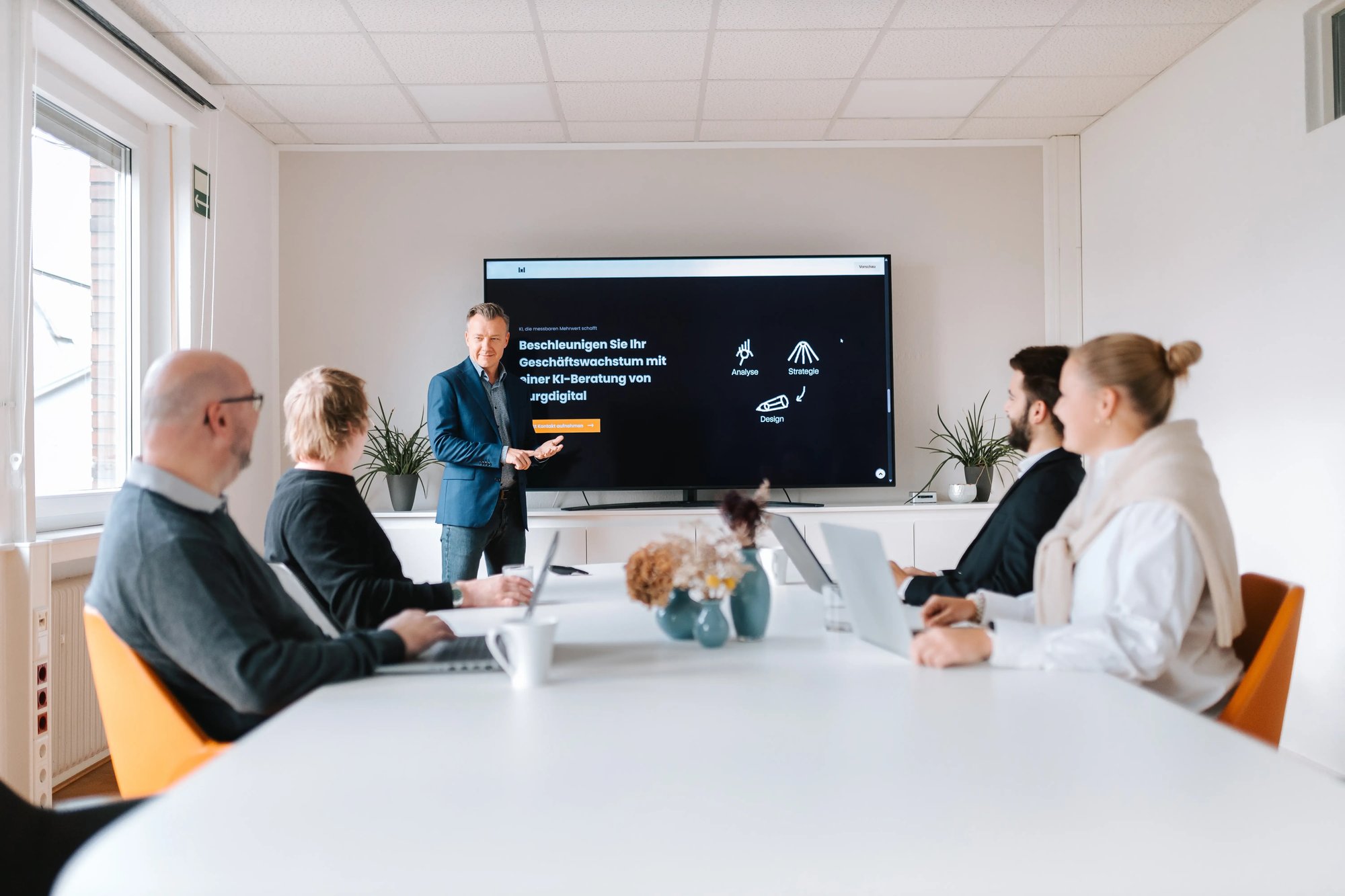 Ein Digital Expert hält eine Präsentation über Geschäftswachstum mit Hilfe einer KI-Beratung von burgdigital. 3 Ein Digital Expert hält eine Präsentation über Geschäftswachstum mit Hilfe einer KI-Beratung von burgdigital. 3
