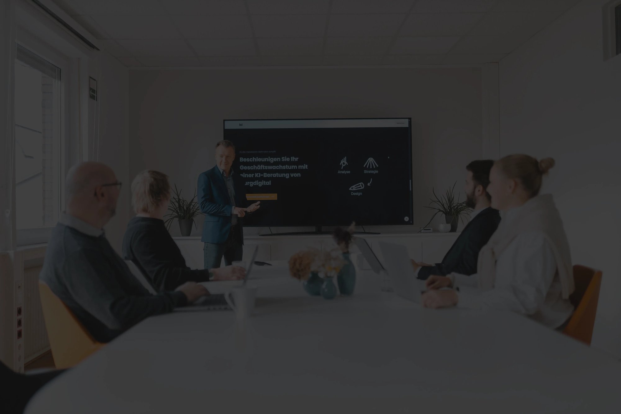 Ein Digital Expert hält eine Präsentation über Geschäftswachstum mit Hilfe einer KI-Beratung von burgdigital. Hintergrund