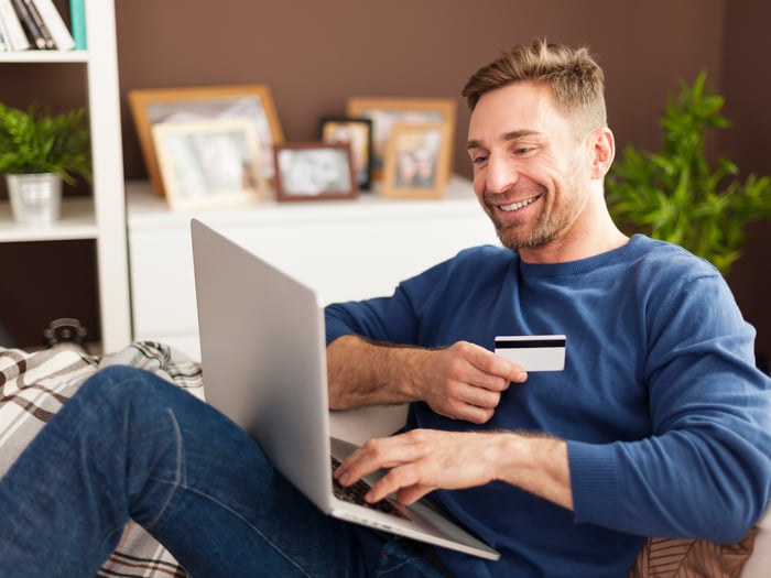 Zufriedener Kunde beim Onlineshopping im Checkout-Prozess