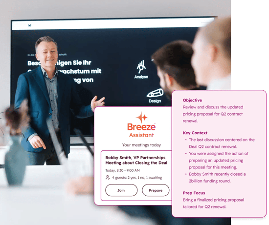 Abbildung eines Breeze Assistant und im Hintergrund ist eine Person zu sehen, die etwas präsentiert