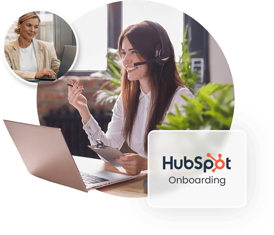 Auf dem Bild ist eine Frau zu sehen, die gerade ein HubSpot Onboarding bei einer Kundin per Telefon durchführt.