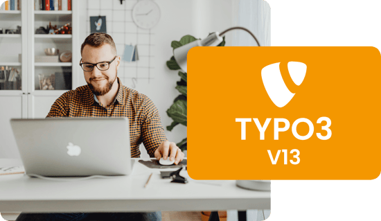 Auf dem Bild ist ein Mann an einem Computer zu sehen. Rechts von dem Mann ist das TYPO3 Logo abgebildet