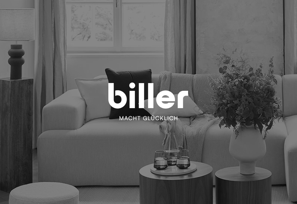 Im Hintergrund ist ein Sofa zu sehen und im Vordergrund ist das Logo von Biller abgebildet.